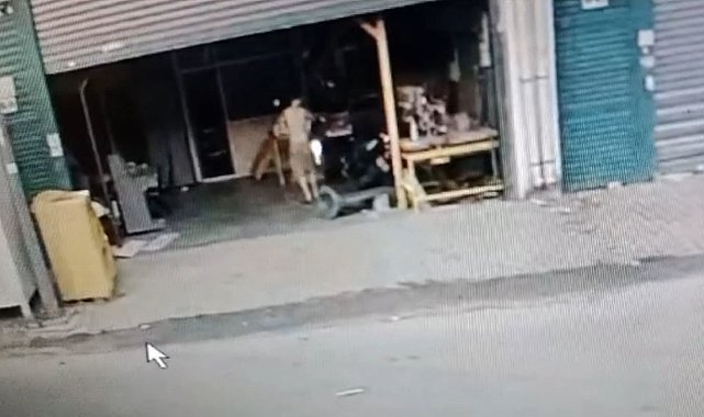 Köpeği kovaladı, güvenlik kamerasına ateş etti, dans ederek iş yerini kundakladı