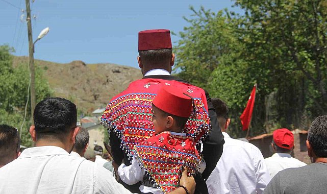 Köy düğününde asırlık geleneklerini yaşattılar