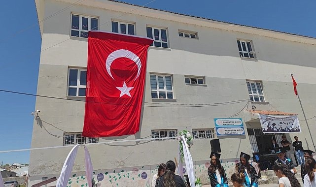 Köy okulunda mezuniyet töreni