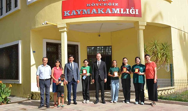 Köyceğiz'de öğrenciler kitap okudu, plaket aldı