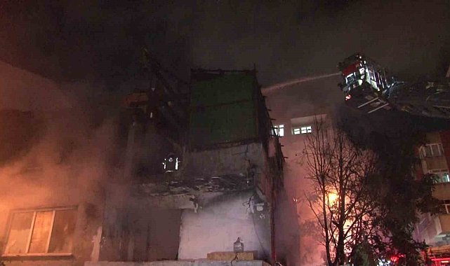 Küçükçekmece'de 2 katlı geri dönüşüm depo binası alev alev yandı