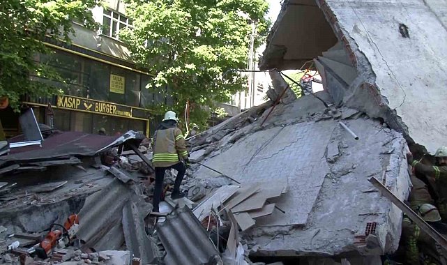 Küçükçekmece'de 3 katlı bina çöktü: Enkaz altındaki yaralıları kurtarma çalışmaları devam ediyor