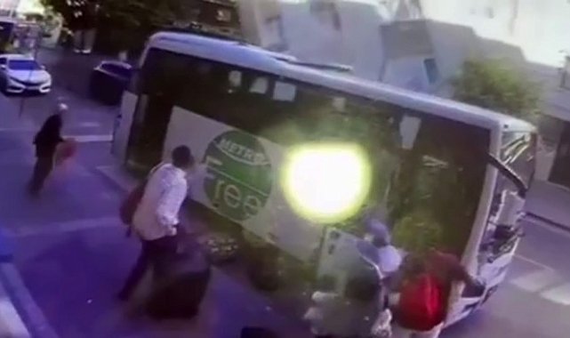 Küçükçekmece'de 3 katlı binanın çökme anı kamerada