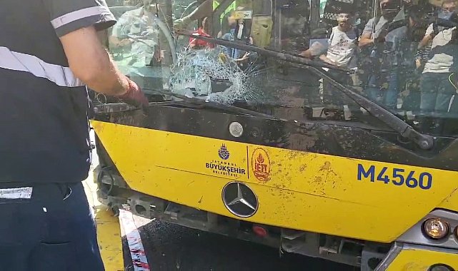 Küçükçekmece'de binanın çökmesi esnasında İETT otobüsü hasar aldı
