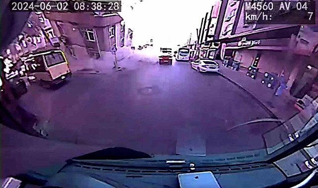 Küçükçekmece'de binanın çöktüğü anlar araç kamerasında