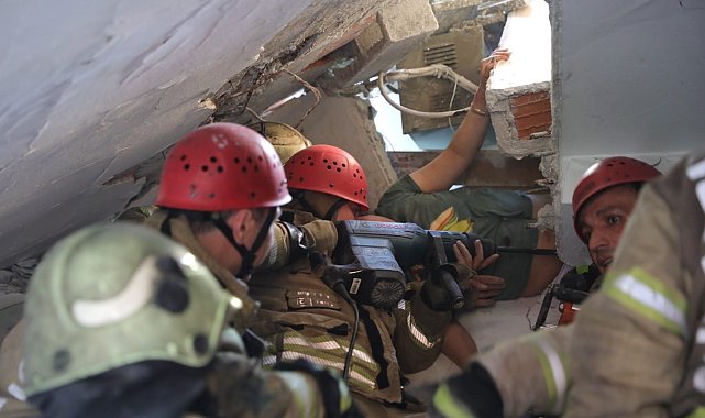 Küçükçekmece'de çöken 3 katlı binanın altında kalan yaralıların kurtarılma çalışmaları kamerada