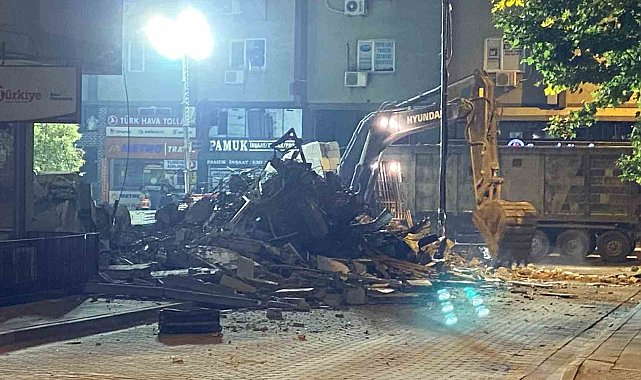 Küçükçekmece'de çöken binanın yanındaki 3 katlı bina kontrollü şekilde yıkıldı