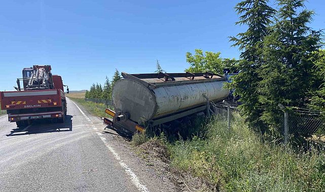 Kulu'da kontrolden çıkan tır şarampole indi