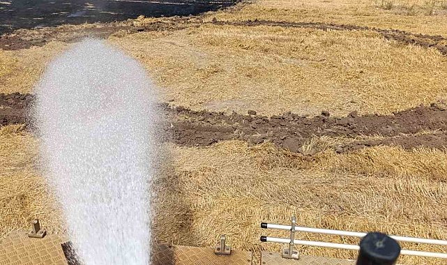 Kumlu'da anız yangını, itfaiye tarafından söndürüldü