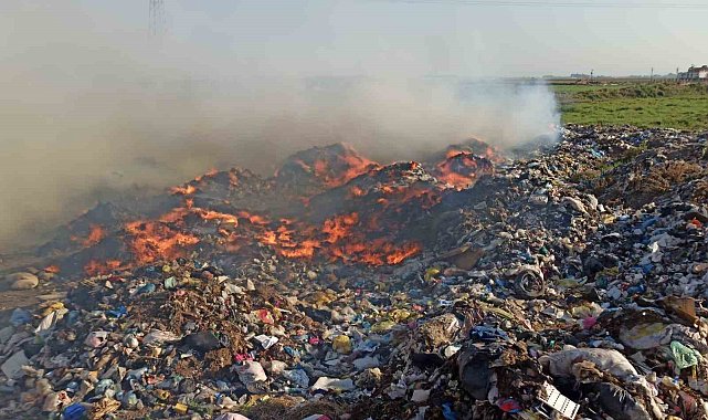 Kumlu'da çıkan çöplük yangını söndürüldü