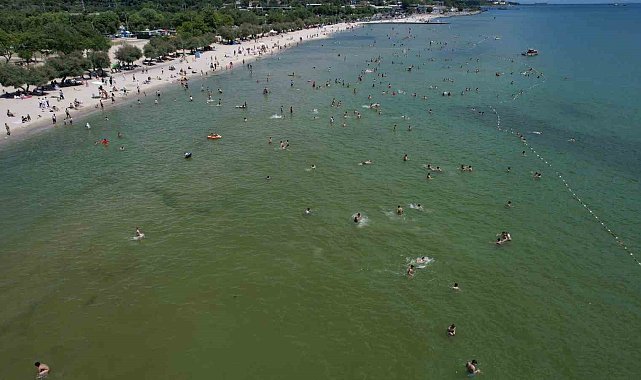 Kurbanını kesen vatandaşlar, Büyükçekmece ve Küçükçekmece'de sahillere akın etti