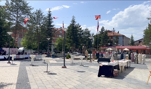 Kursiyerlerin yaptığı ürünler vatandaşların beğenisine sunuldu