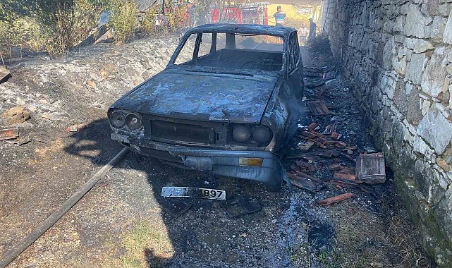 Kuru ot yangını bir otomobili küle çevirdi