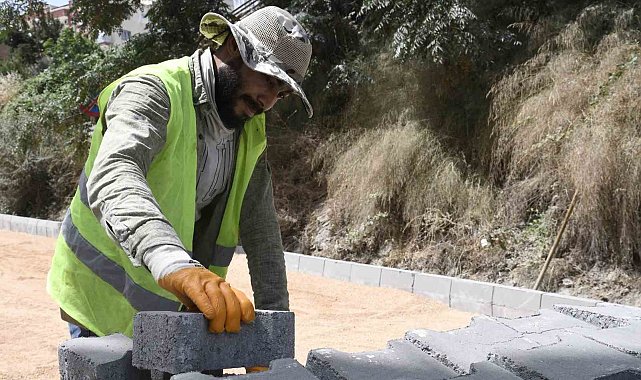 Kuşadası Belediyesi'nin yol yapım çalışmaları sürüyor