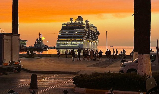 Kuşadası'nda gün batımı mest ediyor