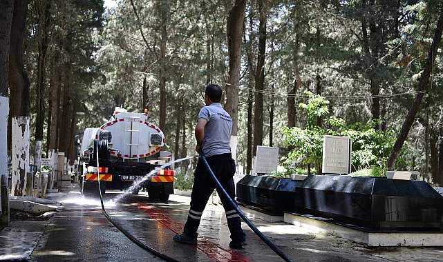 Kuşadası'nda mezarlıklar bayram ziyaretine hazır