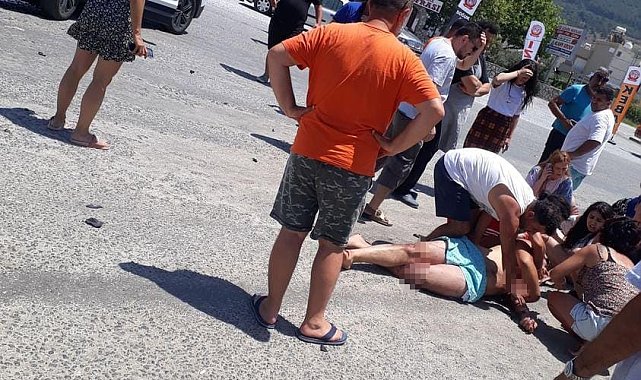 Kuşadası'nda motosiklet otomobile çarptı: 2 yaralı