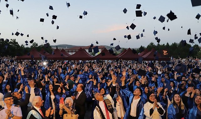 Kütahya Dumlupınar Üniversitesi'nde mezuniyet heyecanı