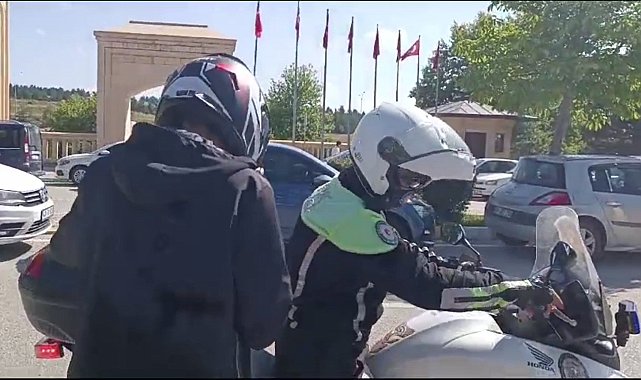 Kütahya polisi AYT'ye geç kalan, kimlik ve giriş belgesini unutan adaylar için seferber oldu