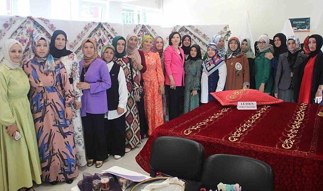 Kütahya'da iğne oyası ve el nakışları kursiyerlerinin yıl sonu sergisi göz kamaştırdı