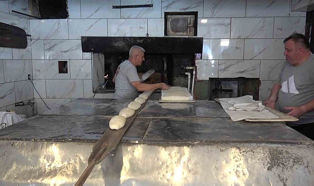 Kütahyalı fırın çalışanlarının bunaltıcı sıcaklarda zorlu mesaisi