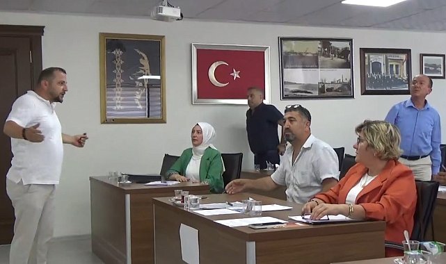 Lapseki Belediyesi Meclisi'nde "O kim?" tartışması