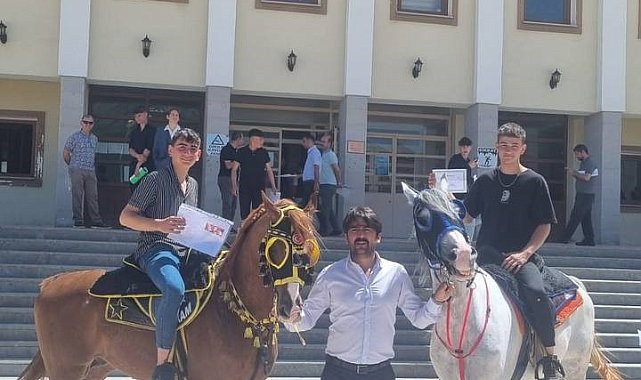 Lise öğrencileri karne almaya atlarla gittiler: "Ehliyetim olmadığı için ben de atla geldim"