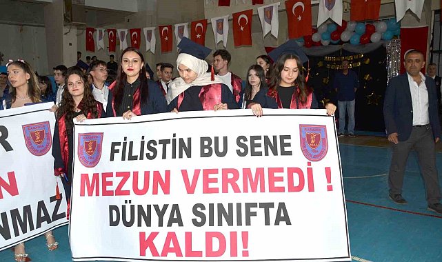 Liseli öğrenciler mezuniyette İsrail&#039;i protesto etti