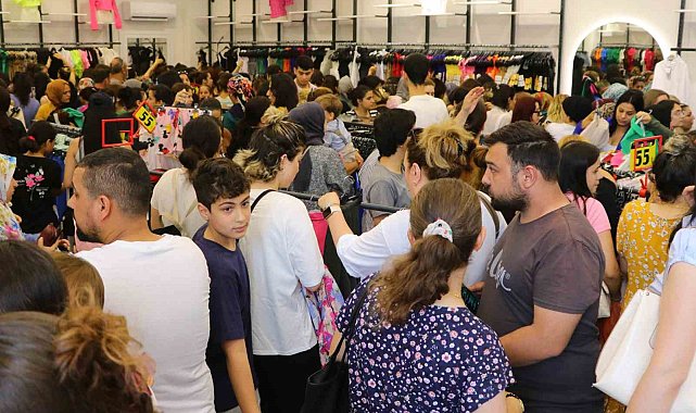 Mağaza açılışında indirimli kıyafetleri almak için yarıştılar