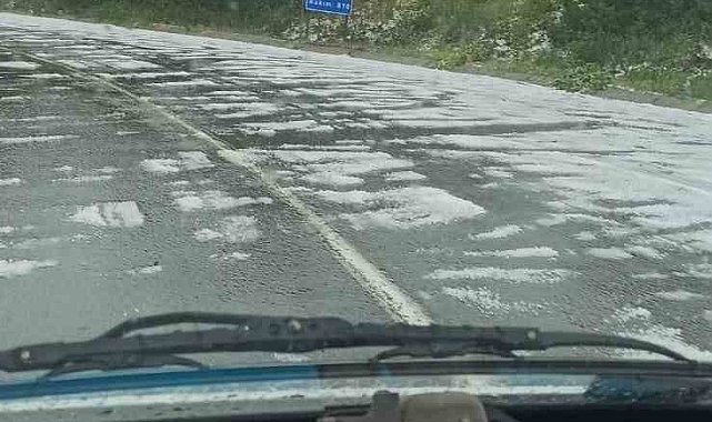 Mahya Dağı'nda doluya yakalanan araçlar benzinliğe sığındı