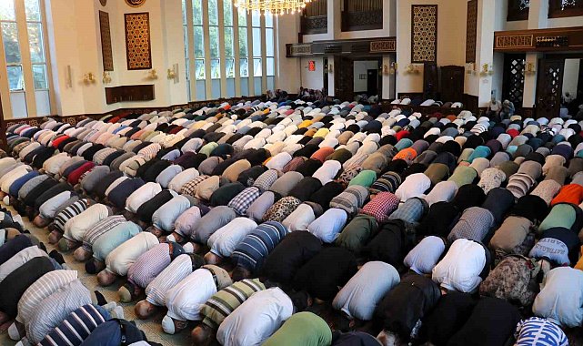 Malatya'da vatandaşlar bayram namazı için camileri doldurdu