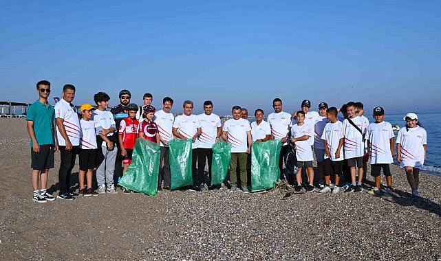 Manavgat'ta doğa tutkunları sahili temizledi