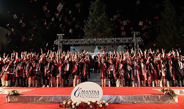 Manisa CBÜ Tıp Fakültesinde mezuniyet coşkusu