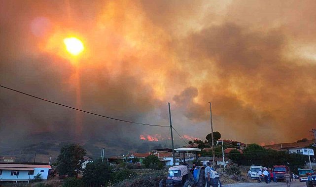 Manisa'daki orman yangını evleri tehdit etti