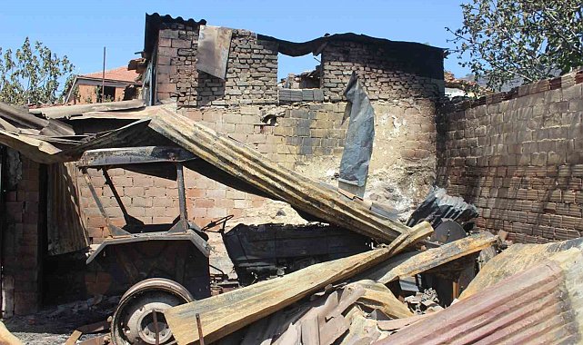 Manisa'daki yangının bilançosu: 4 ev, 1 ağıl, 2 motosiklet, 1 traktör, 1 iş makinesi kül oldu