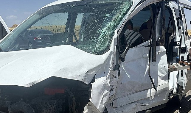 Mardin'de hafif ticari araçlar çarpıştı: 3 yaralı