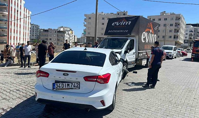 Mardin'de otomobil ile kamyonet çarpıştı: 3 yaralı