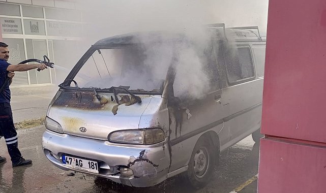 Mardin'de park halindeki kamyonet yandı