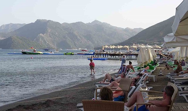 Marmaris&#039;te 47 derece sıcağı gören kendini denize attı