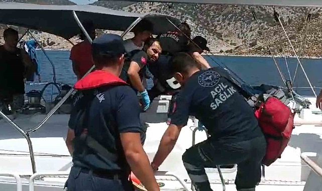 Marmaris'te özel teknesinde rahatsızlanan vatandaşı Sahil Güvenlik tahliye etti