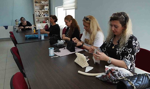 MELMEK kurslarında el sanatları öğrenen kadınların yüzü gülüyor