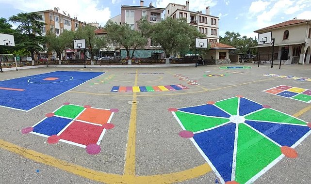 Menteşe&#039;de okul bahçelerine geleneksel çocuk oyun alanları çizildi