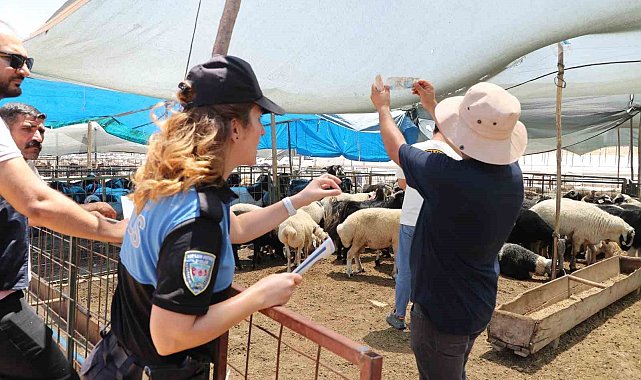 Mersin polisi kurbanlık satış alanlarında vatandaşları uyardı