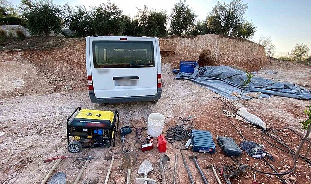 Mersin'de define aramak için kaçak kazı yapan 3 şüpheli yakalandı