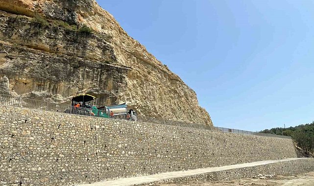 Mersin'de heyelan riski olan yolda çalışma yapıldı