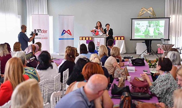Mersin'de kadın muhtarlara plaket verildi