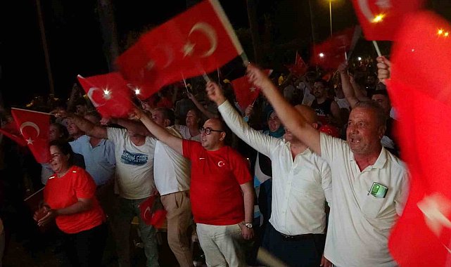 Mersin'de milli maç coşkusu, gol anlarının heyecanı görüntülere yansıdı