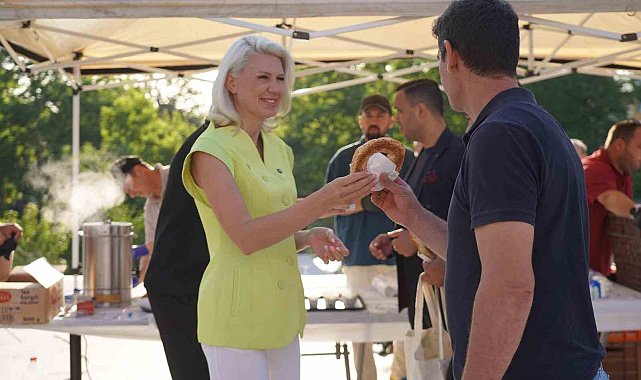 Mesaisine işçilere simit ikram ederek başladı