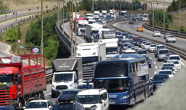 Meydana gelen kazada TEM Otoyolu'nda kilometrelerce araç kuyruğu oluştu