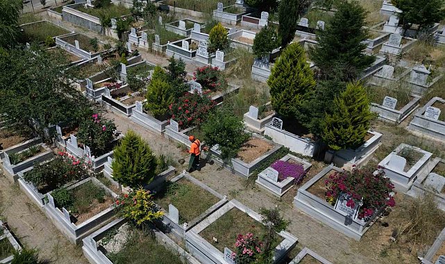 Mezarlıklar bayrama hazırlanıyor